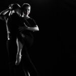 Un couple qui danse le tango dans un fond noir
