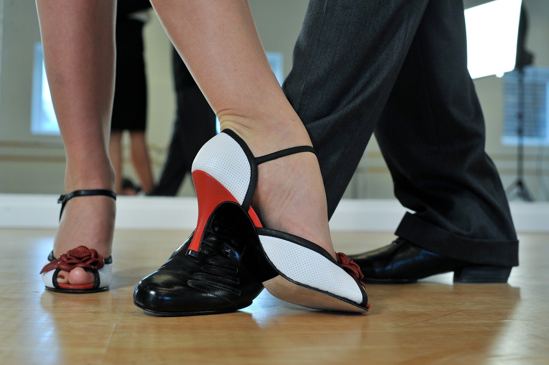 les pieds d'un couple qui danse le tango