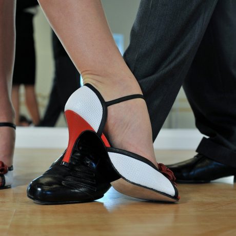 les pieds d'un couple qui danse le tango